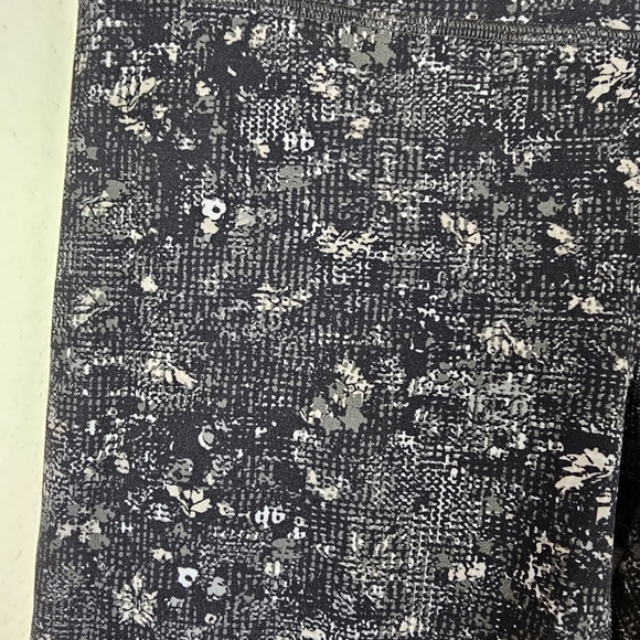 Lululemon Align Crop 21” Leggings Size 12 Black Gray White Abstract Print - Picture 3 of 12
